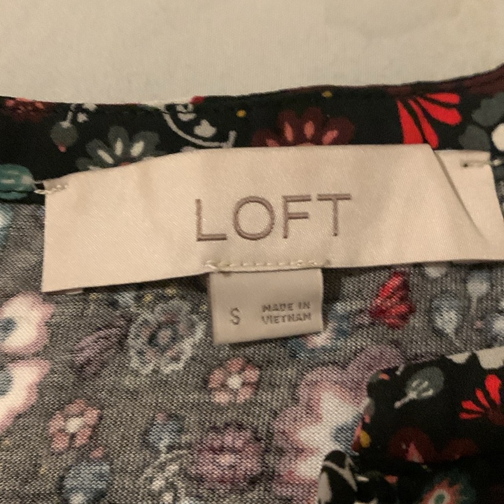 Loft blouse 🌺 - Picture 2 of 3